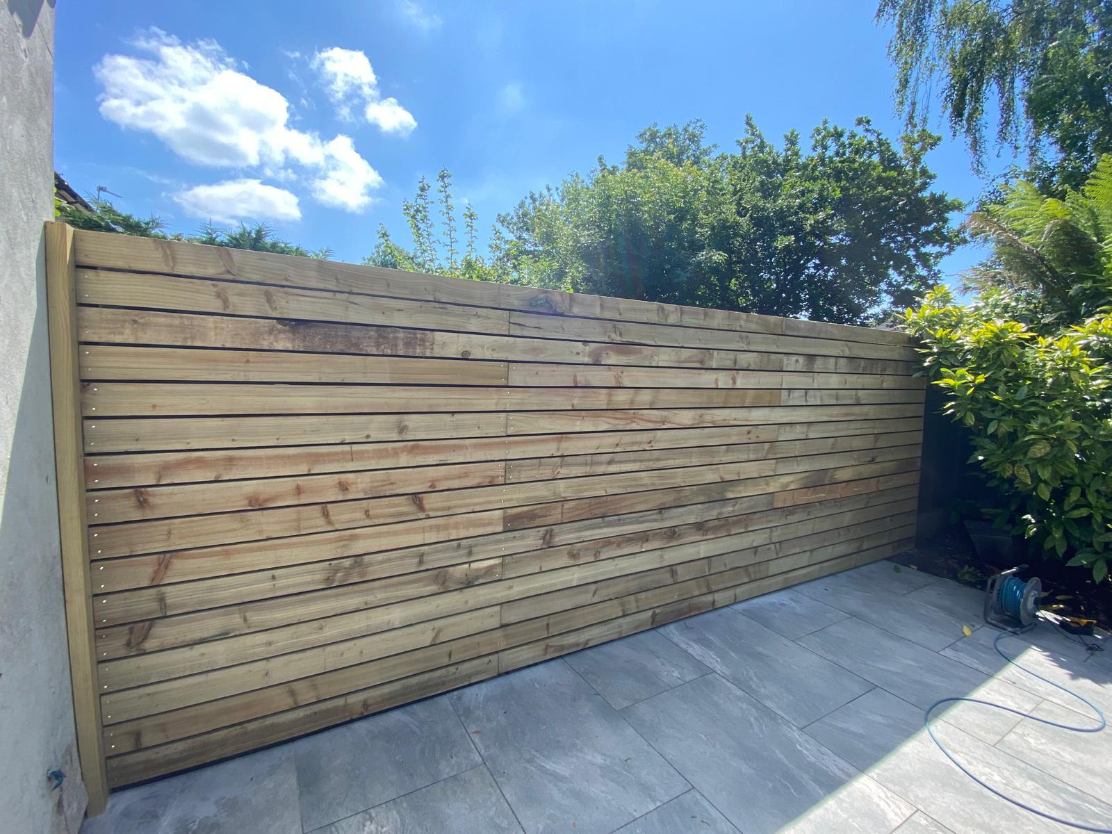 Slatted fence Bournemouth – modern privacy screening and porcelain paving